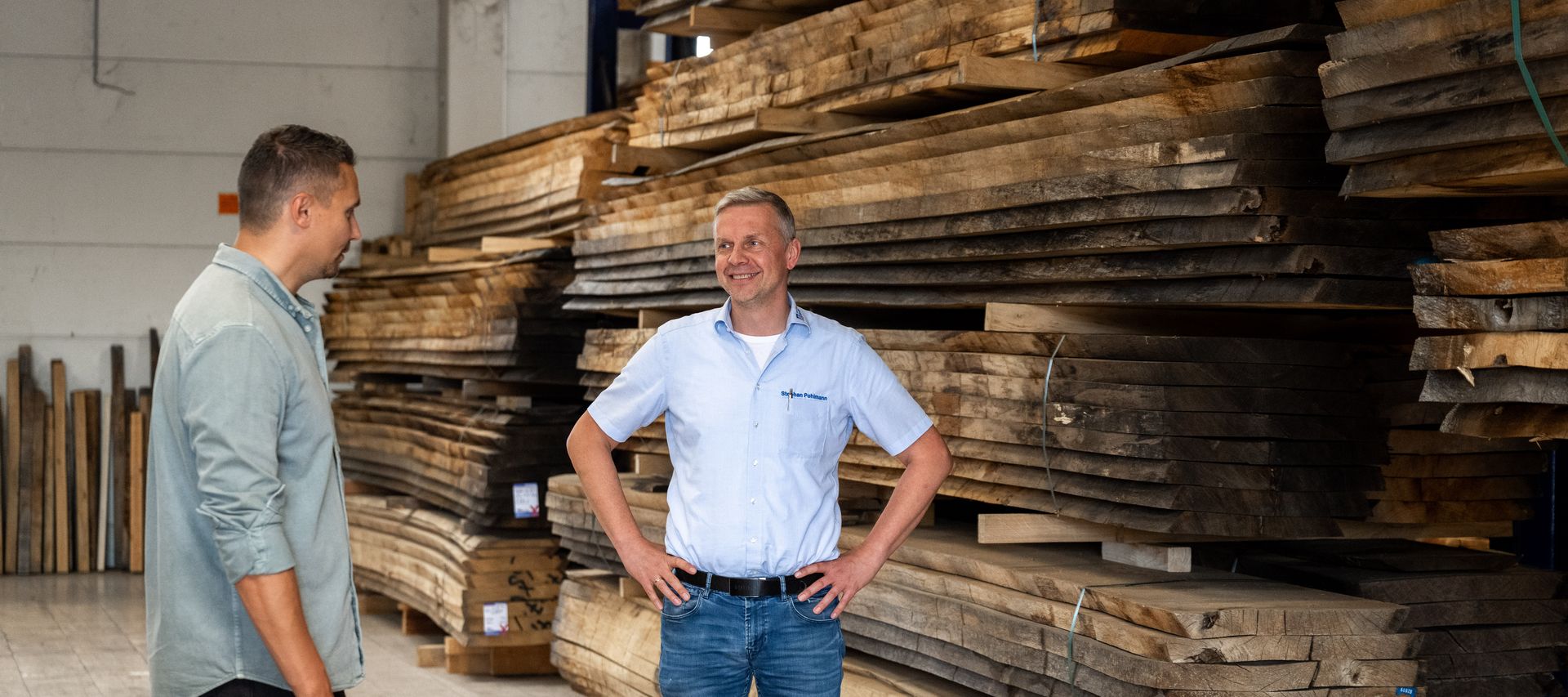 Beratung eines Gewerbekundens im Lager zu Holzbau bauXpert Gr Beilage Vechta Holz Baustoffhandel