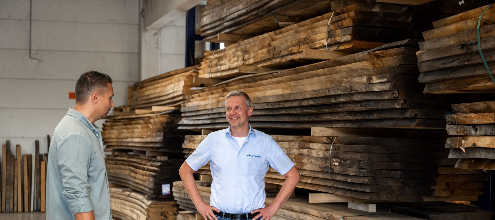 Beratung eines Gewerbekundens im Lager zu Holzbau bauXpert Gr Beilage Vechta Holz Baustoffhandel