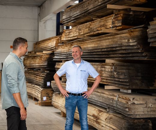 Beratung eines Gewerbekundens im Lager zu Holzbau bauXpert Gr Beilage Vechta Holz Baustoffhandel