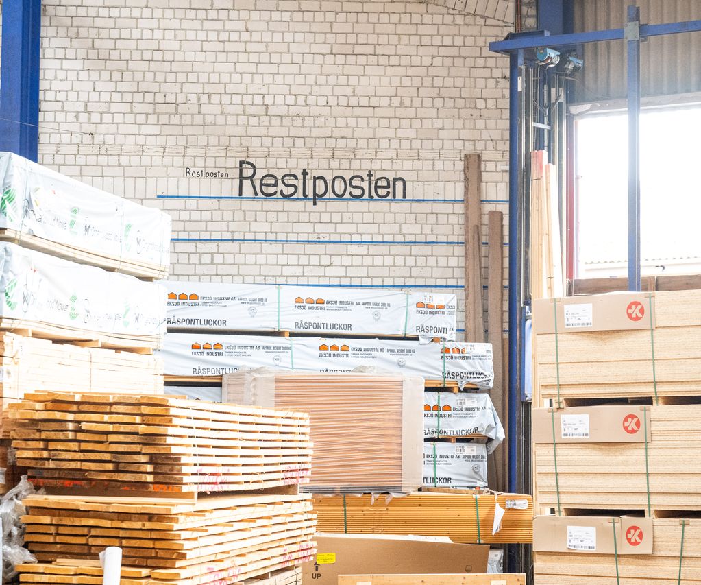 Restpostenbereich im Holzlager von bauXpert Gr. Beilage mit gestapelten Holzplatten und Brettern