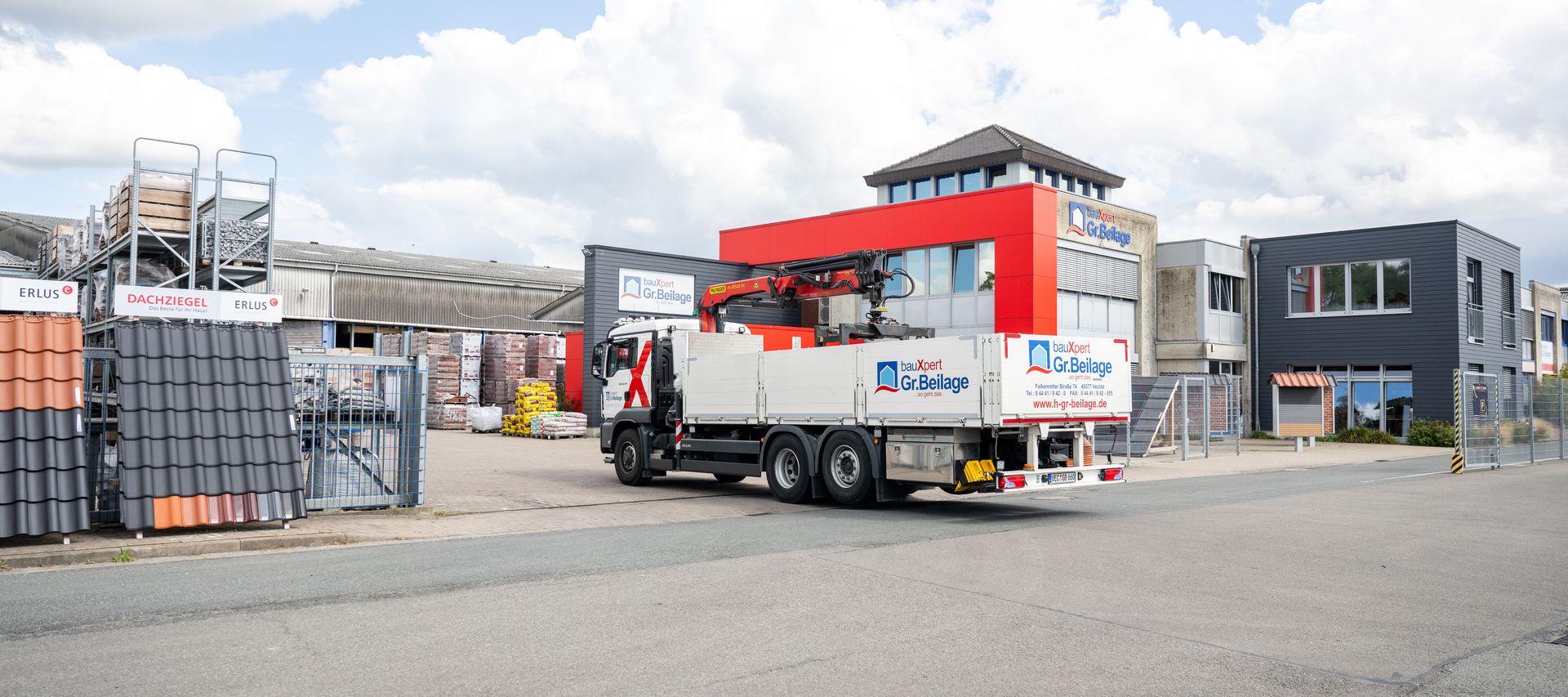 LKW von bauXpert Gr Beilage Vechta fährt in die Einfahrt des Baustoffshändlers