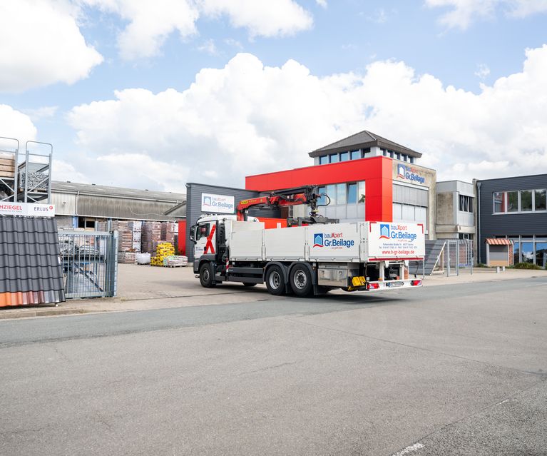 LKW von bauXpert Gr Beilage Vechta fährt in die Einfahrt des Baustoffshändlers