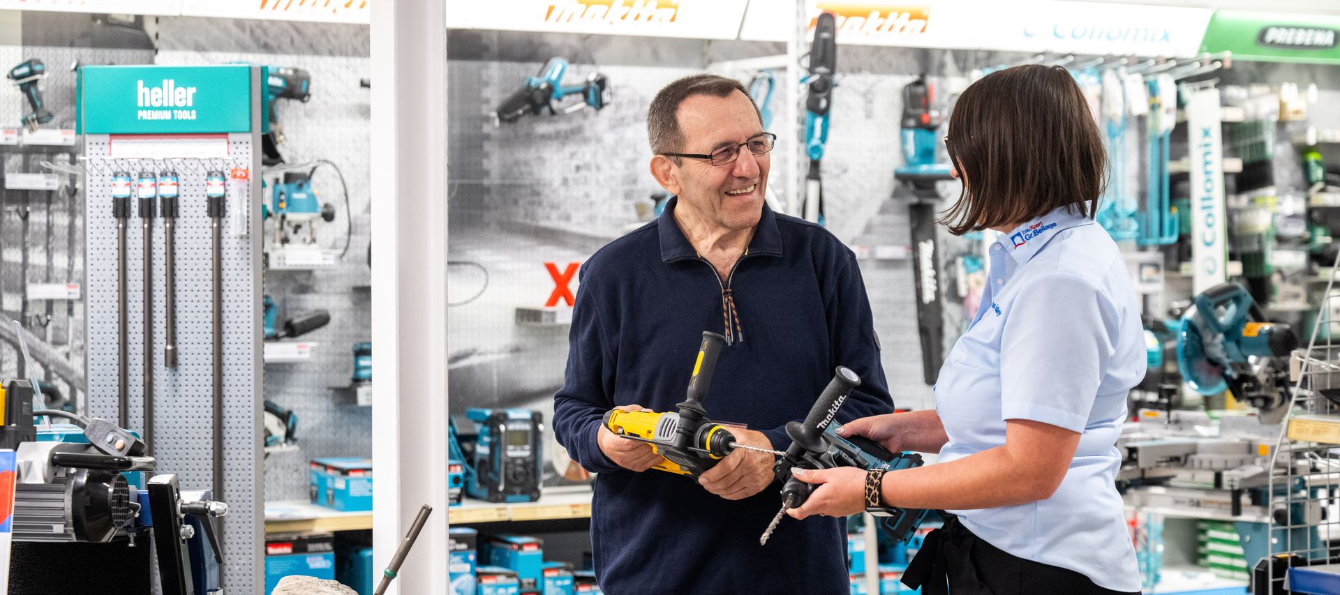 Kunde wird zu Maschinen beraten im Handwerkerfachmarkt