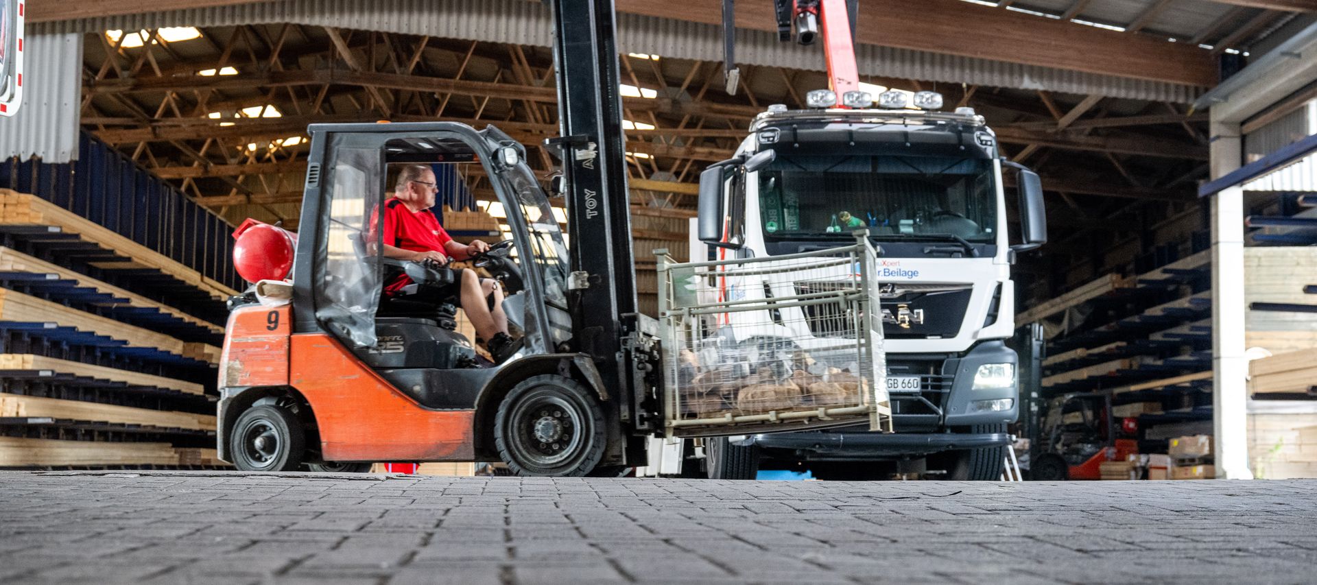 LKW wird von Gabelstapler beladen bauXpert Gr Beilage Vechta Holz Baustoffhandel