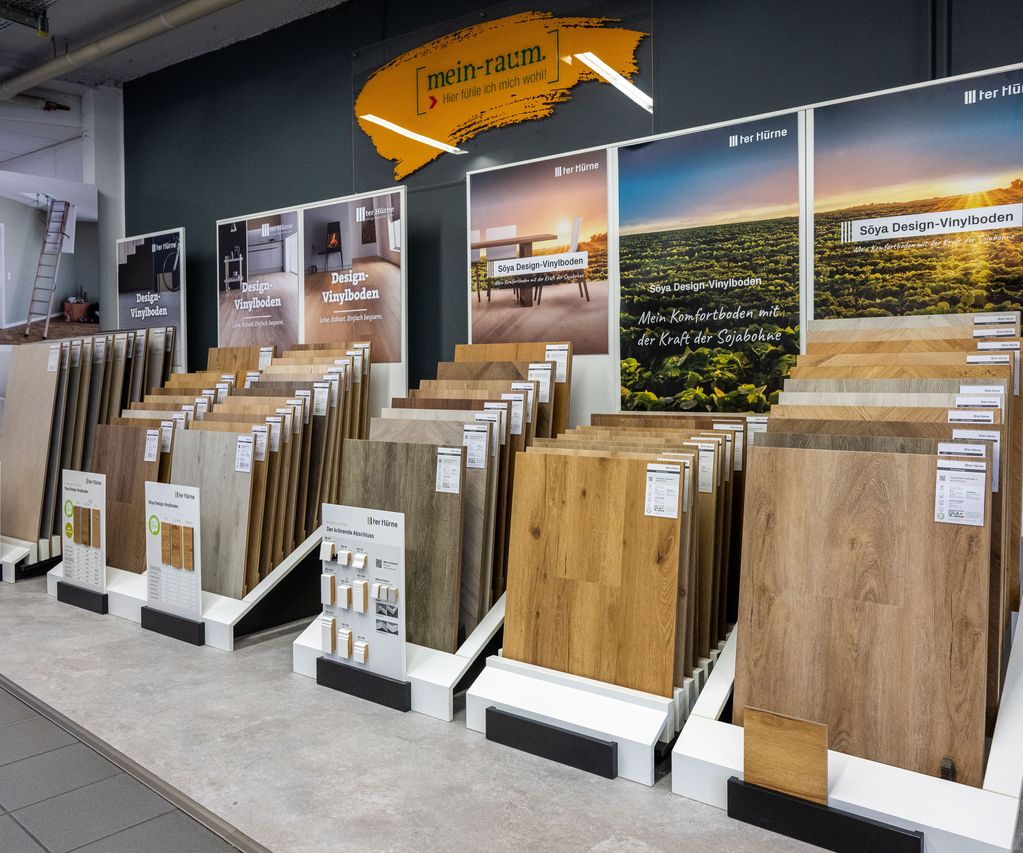 Ausstellung Bodenbeläge. Böden in Aufstellern und auf dem Boden verlegt. von bauXpert Gr Beilage Vechta