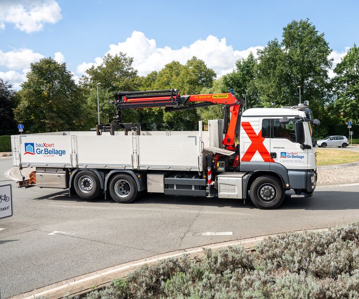 LKW fährt durch den Kreisel an der Falkenrotter Straße in Vechta Lieferung bauXpert Gr Beilage Holz Baustoffhandel