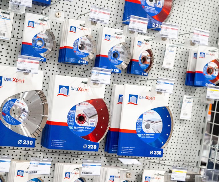 Ausstellung mit bauXpert Trennscheiben und Schleifscheiben im Fachmarkt von bauXpert Gr. Beilage in Vechta.