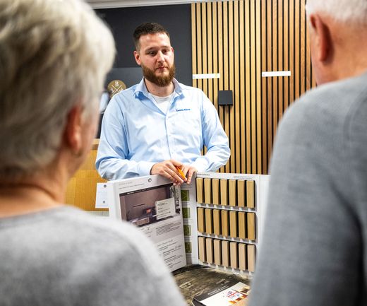 Berateund zweier Kunden Akustikpaneele Echtholz Wandpaneele Ausstellung bauXpert Gr Beilage Vechta Holz Baustoffhandel
