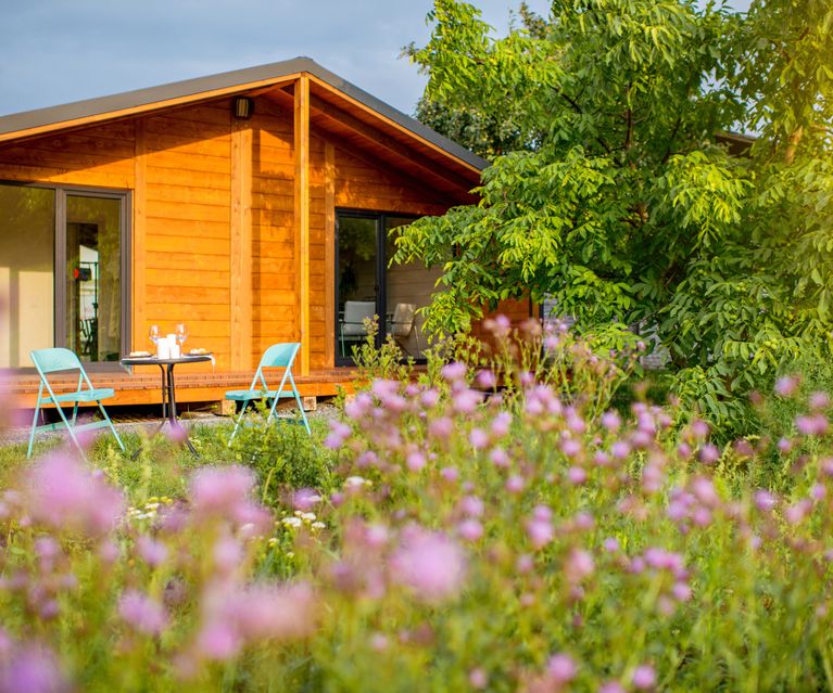 Gartenhaus mit einem kleinen Tisch und zwei Stühlen bauXpert Gr Beilage Vechta Holz Baustoffhandel