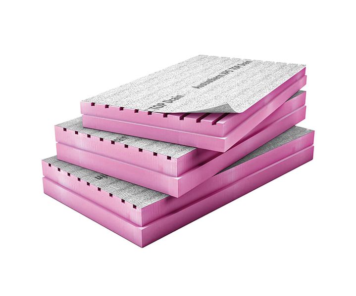 Stapel rosafarbener XPS-Dämmplatten mit profilierter Oberfläche vor neutralem Hintergrund. Die Platten sind passgenau geschichtet.