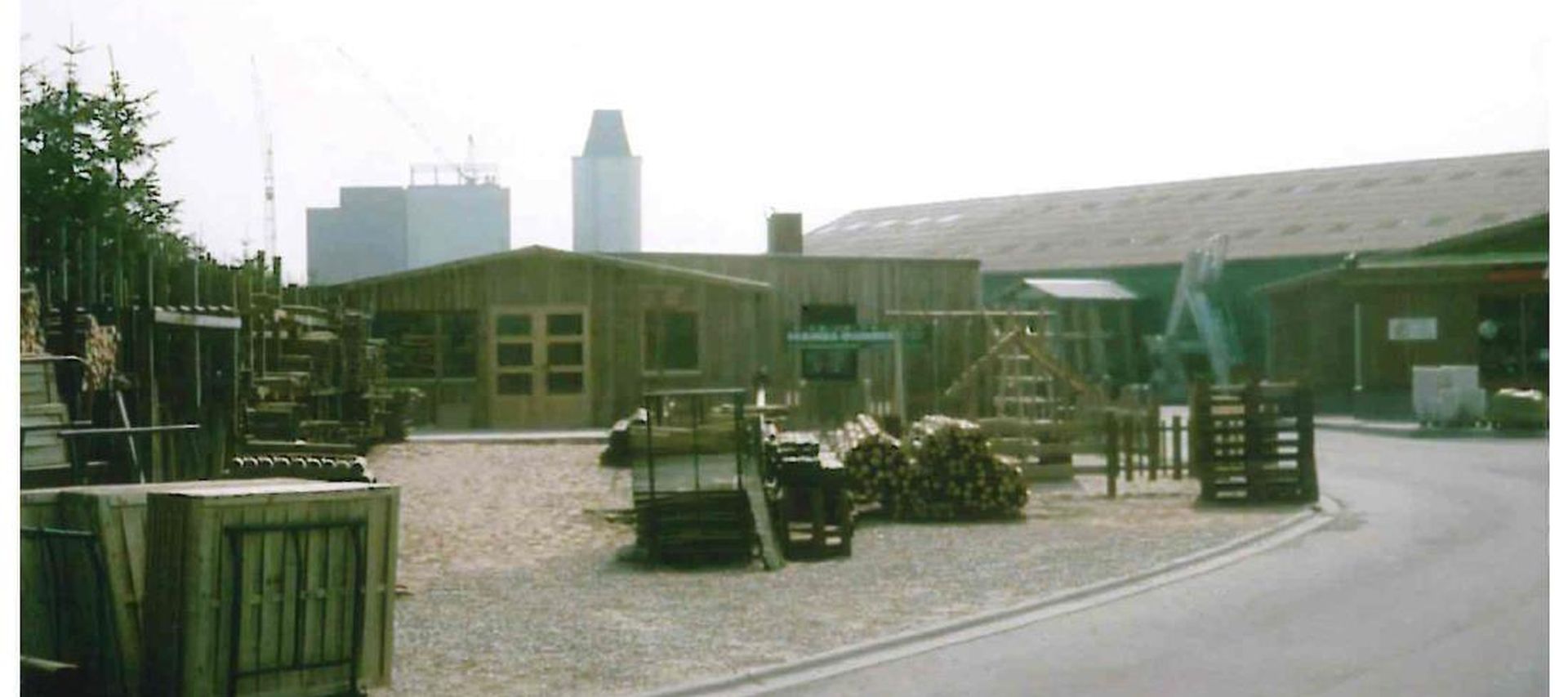 Außengelände mit Baustoffpaletten bei bauXpert Köhn