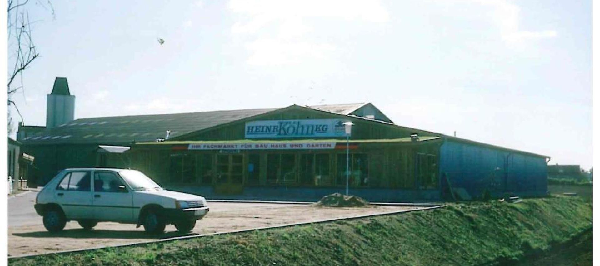 Historische Außenansicht des Baustoffhandels Köhn