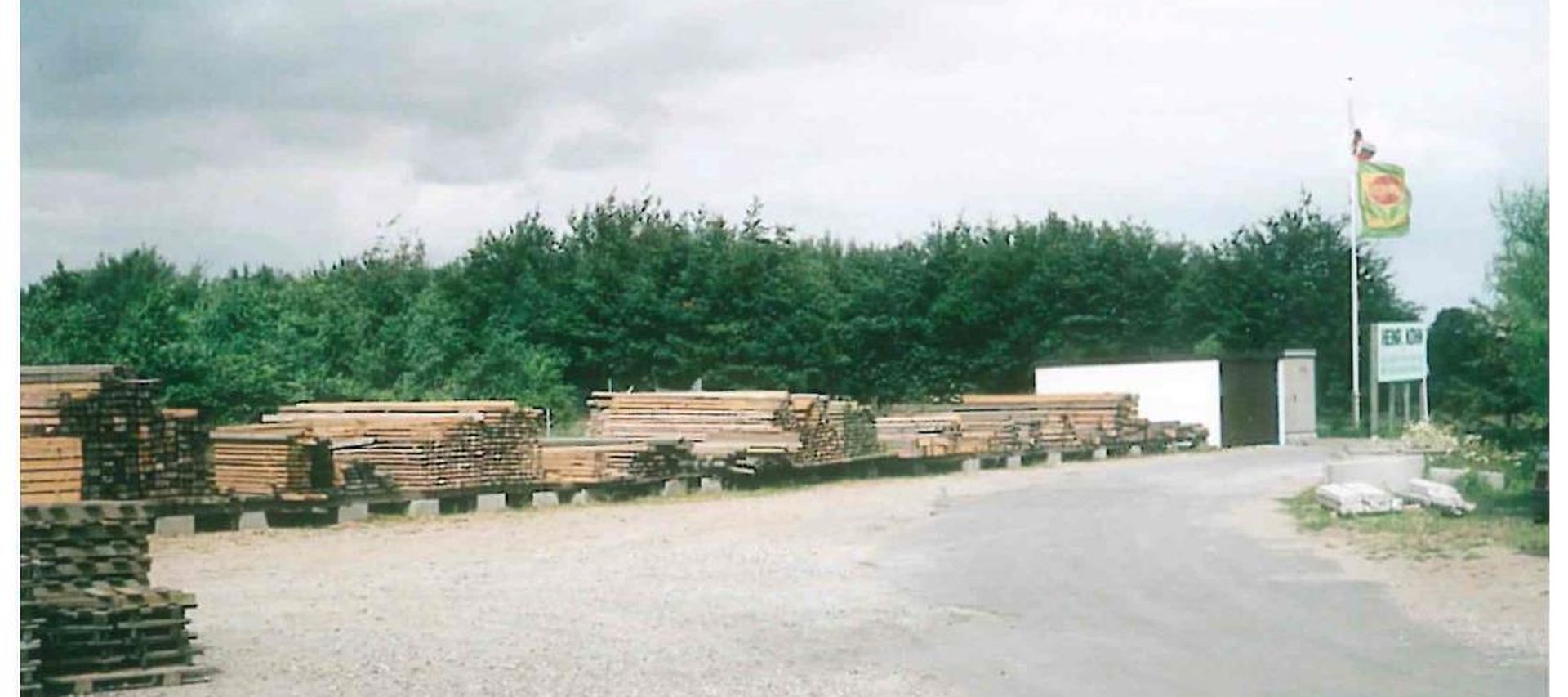 Holzlager im Außenbereich bei bauXpert Köhn früher