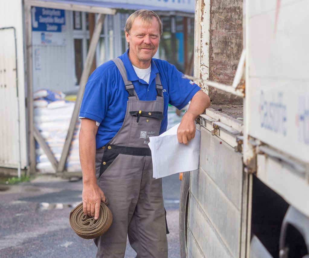 Mitarbeiter von bauXpert Köhn bei der Warenverladung auf dem Außengelände Warenverladung und Service bei bauXpert Köhn