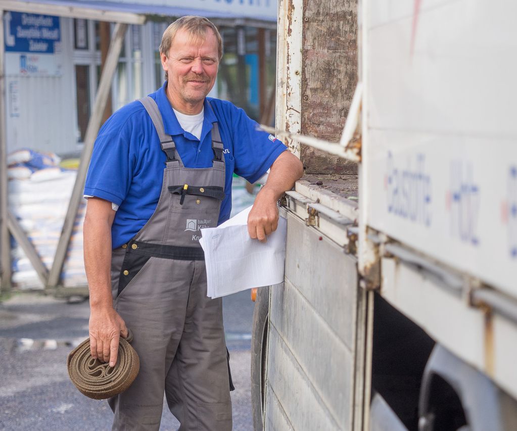 Mitarbeiter von bauXpert Köhn bei der Warenverladung auf dem Außengelände Warenverladung und Service bei bauXpert Köhn