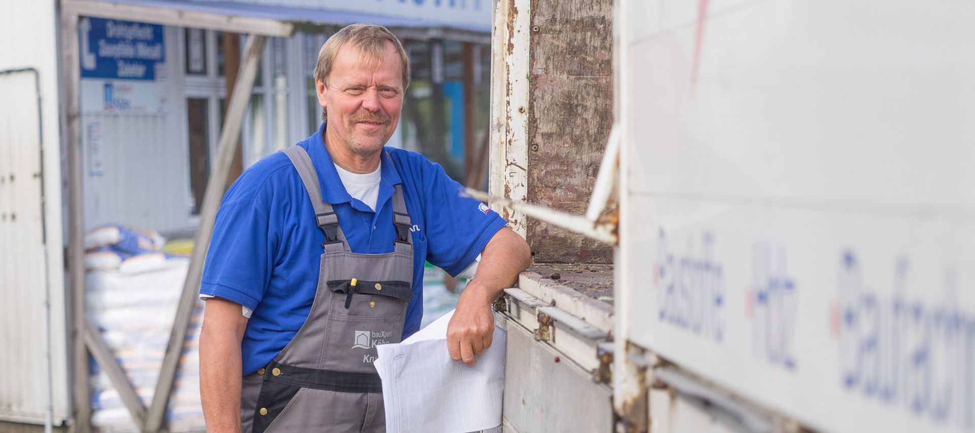 Mitarbeiter von bauXpert Köhn bei der Warenverladung auf dem Außengelände Warenverladung und Service bei bauXpert Köhn