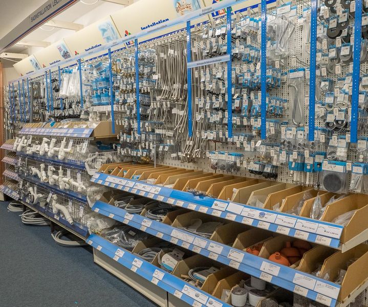 Sanitärregal im Fachmarkt mit umfangreichem Sortiment an Installationsmaterial, Schläuchen, Dichtungen und Zubehör