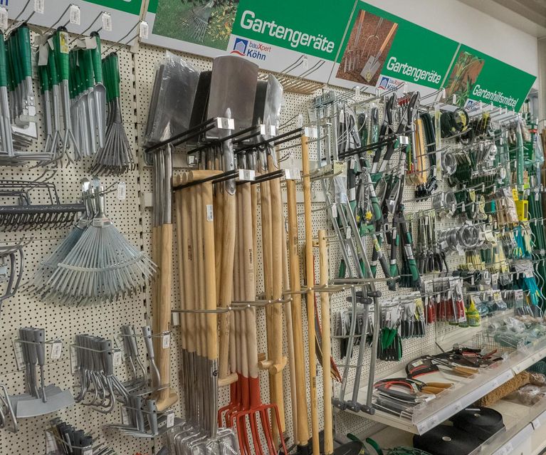 Gartengerätewand mit Rechen, Spaten und Gartenwerkzeugen im bauXpert Markt