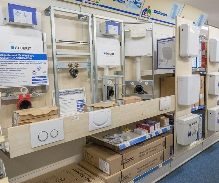 Geberit Vorwand-Installation mit Spülkästen, Betätigungsplatten und WC-Montageelementen im Ausstellungsbereich