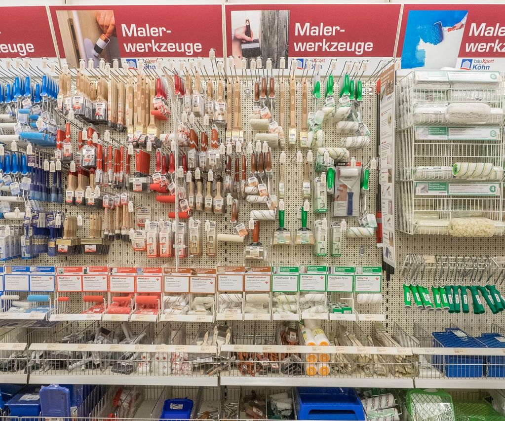 Malerwerkzeuge wie Rollen, Pinsel und Zubehör übersichtlich präsentiert im bauXpert Markt.