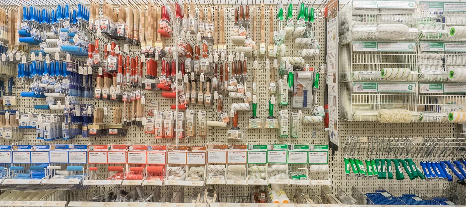 Malerwerkzeuge wie Rollen, Pinsel und Zubehör übersichtlich präsentiert im bauXpert Markt.