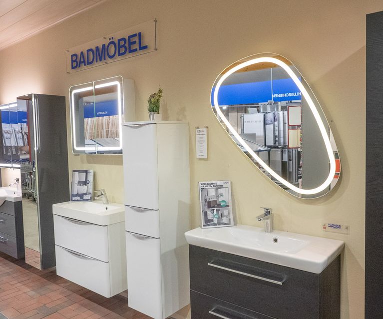 Komplett eingerichtetes Musterbad mit Waschtisch, Dusche und Wandfliesen