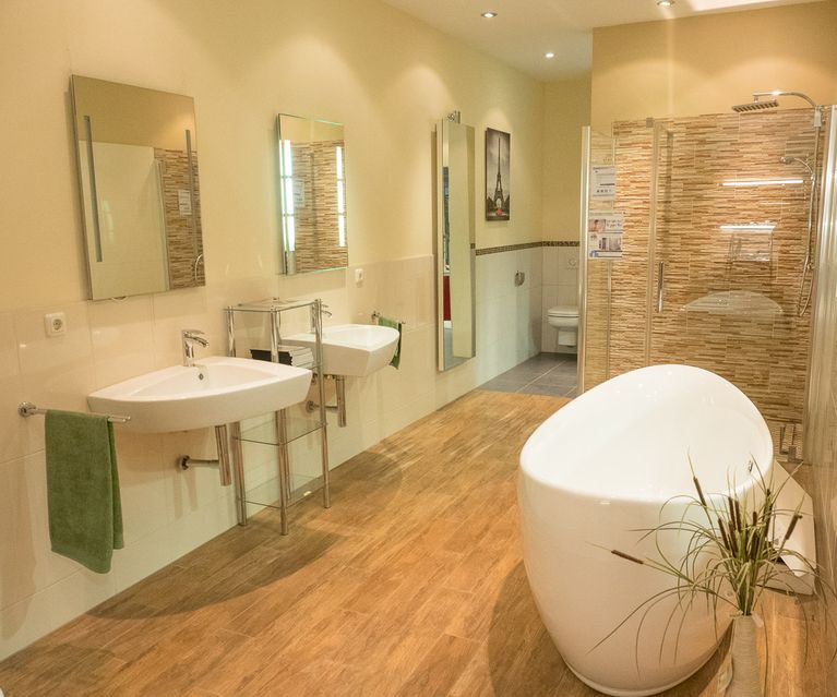 Großzügiges Musterbad mit Doppelwaschbecken, Dusche und Badewanne