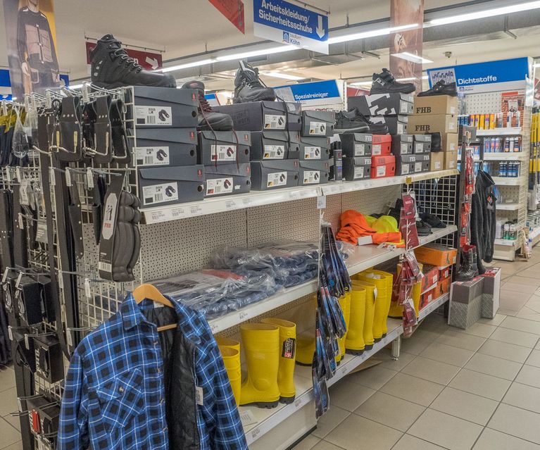 Sicherheitsschuhe, Arbeitsstiefel, Handschuhe und weiteres Arbeitsschutz-Zubehör übersichtlich präsentiert im bauXpert Fachmarkt.