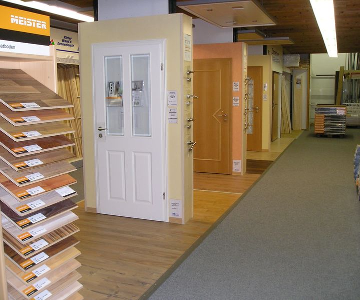 Ausstellung mit verschiedenen Innentüren und Bodenmustern in einem Baustofffachmarkt