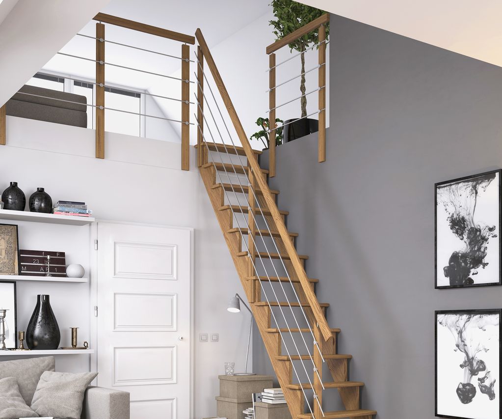 Moderne Raumspartreppe aus Eiche mit Edelstahlrohr-Geländer in einem hellen Wohnraum mit Galerie.