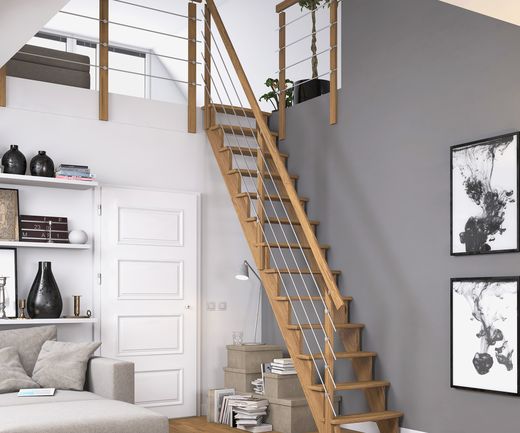 Moderne Raumspartreppe aus Eiche mit Edelstahlrohr-Geländer in einem hellen Wohnraum mit Galerie.