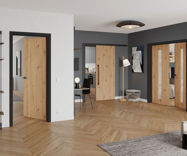 Wohnraum mit Innentüren in CPL Wildeiche und schwarzen Zargen, verlegt im Fischgrätparkett