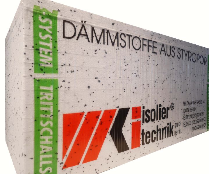 Dämmplatte aus Styropor mit aufgedruckter Produktkennzeichnung für Trittschalldämmung, dargestellt freigestellt vor hellem Hintergrund.