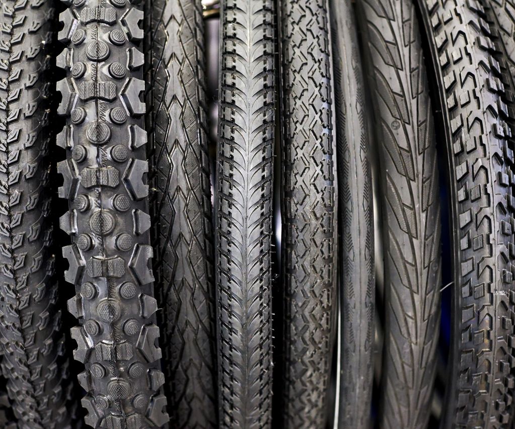 Nahaufnahme verschiedener Fahrradreifenprofile von grobstollig bis glatt