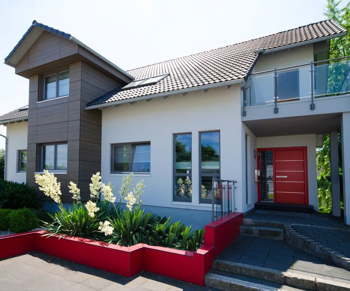 Einfamilienhaus mit HPL Fassade, Balkon und markantem Eingangsbereich in zeitgemäßer Architektur