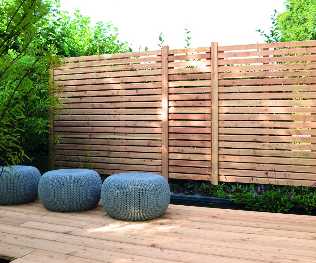 Moderner Rhombus-Sichtschutzzaun aus Lärche und Douglasie auf Holzterrasse im Garten