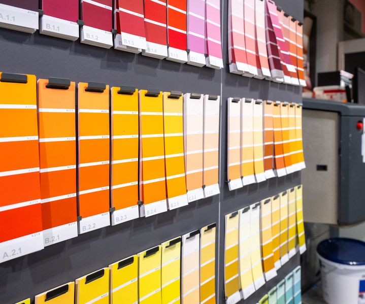 Farbfächer im Farbstudio von bauXpert Köhn