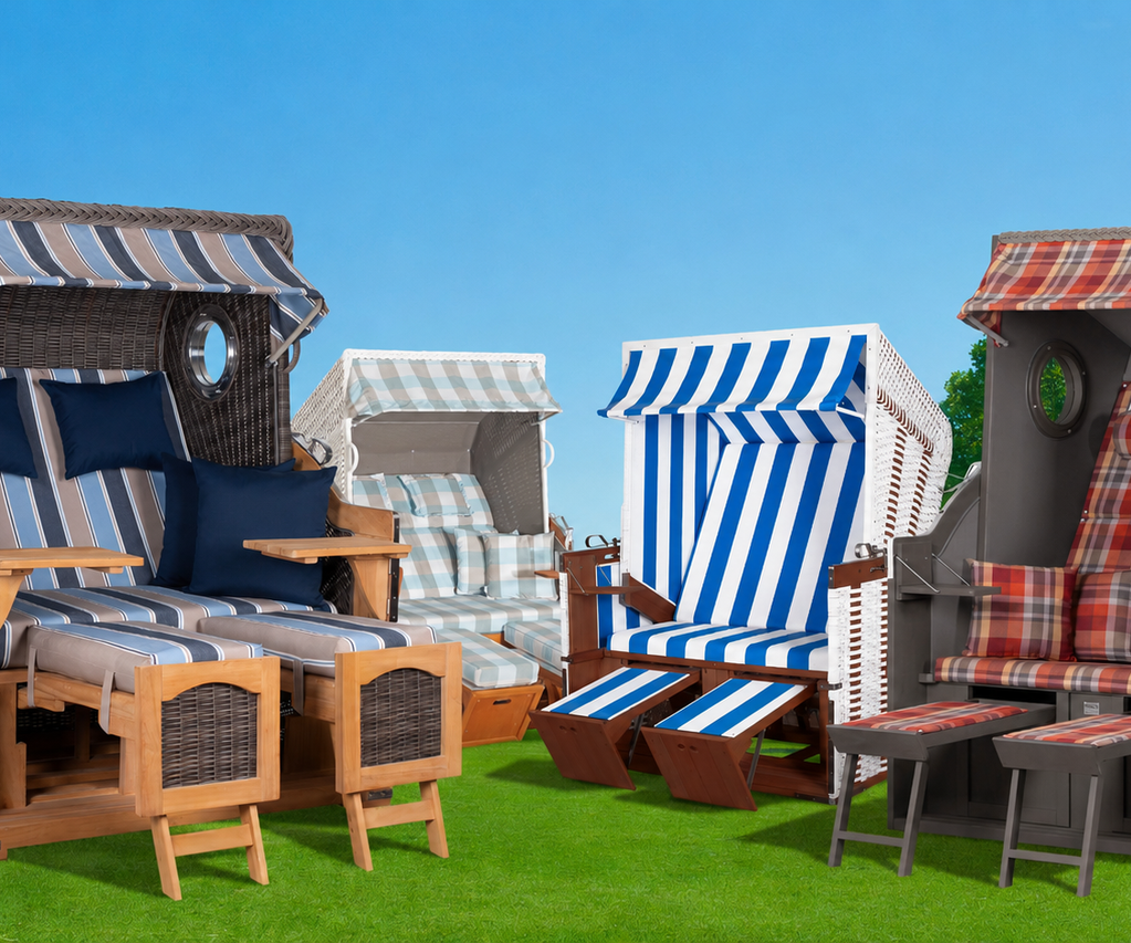 Vier bunt gestreifte Strandstühle mit Vordächern und Kissen sind auf einer Rasenfläche unter klarem blauen Himmel angeordnet.