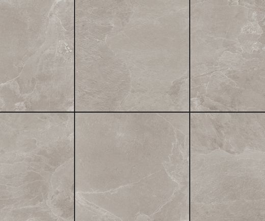 Graue Terrassenplatten mit heller Steinstruktur und dunklen Fugen in der Nahaufnahme