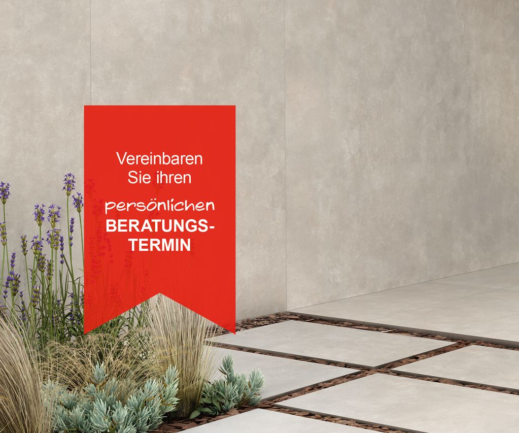Moderne Terrasse mit großformatigen grauen Keramikterrassenplatten und rotem Hinweis zur Vereinbarung eines persönlichen Beratungstermins.