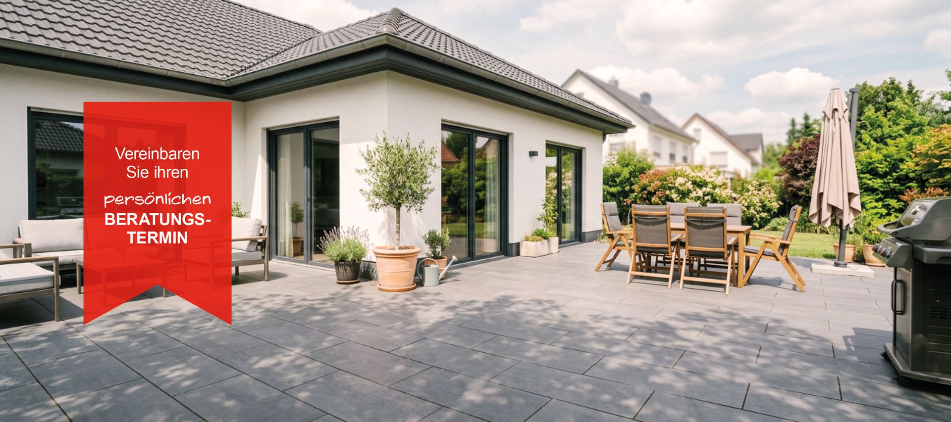 Moderne Terrasse mit grauen Terrassenplatten, Wohnhaus, Gartenmöbeln, Grillbereich und rotem Hinweis zur Vereinbarung eines persönlichen Beratungstermins.