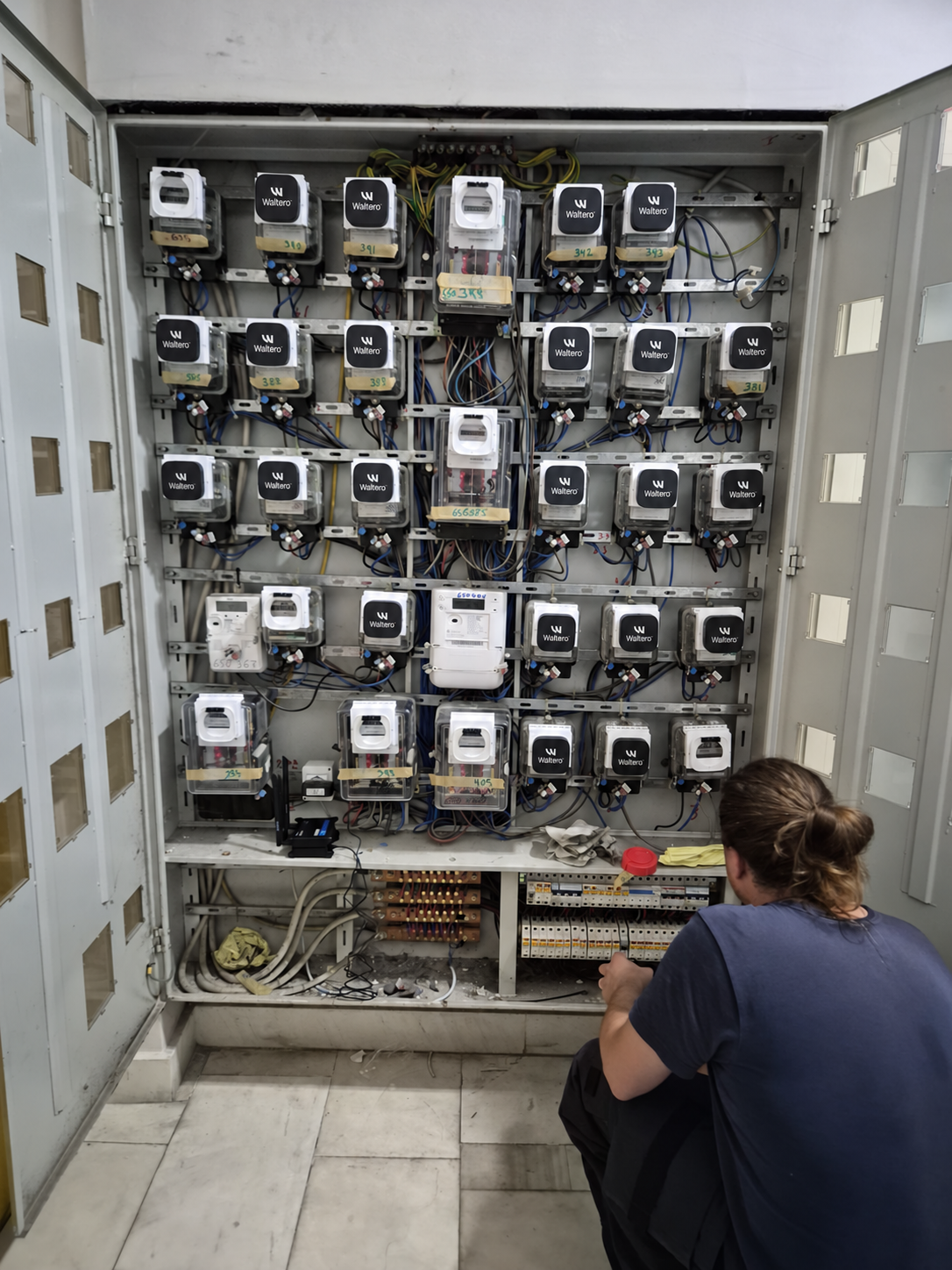Install multiple W-Sensors in an electrical cabinet Installation of multiple W-Sensors in an electrical cabinet