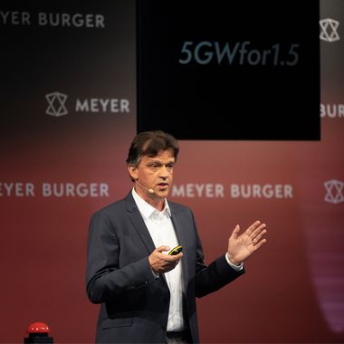 Der Klimaforscher Dr. Udo Engelhardt hält einen Vortrag.