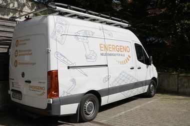 Ein weißer Van von ENERGENO, bedruckt mit verschiedenen Werkzeugen.