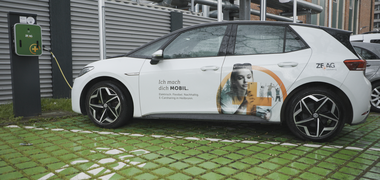Ein Elektroauto lädt an einer Ladesäule der ZEAG Energie AG in Heilbronn