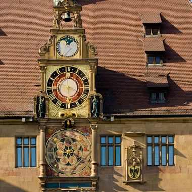 Die Fassade des Rathauses Heilbronn füllt fast das gesamte Bild, die Kunstuhr sitzt prominent in der Mitte.