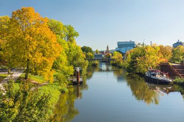 Blick auf den Neckar und die Kilianskirche in Heilbronn.