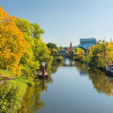Blick auf den Neckar und die Kilianskirche in Heilbronn.