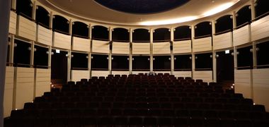 Blick im Heilbronner Theater von der Bühne aus Richtung Publikum. Das Theater ist leer.