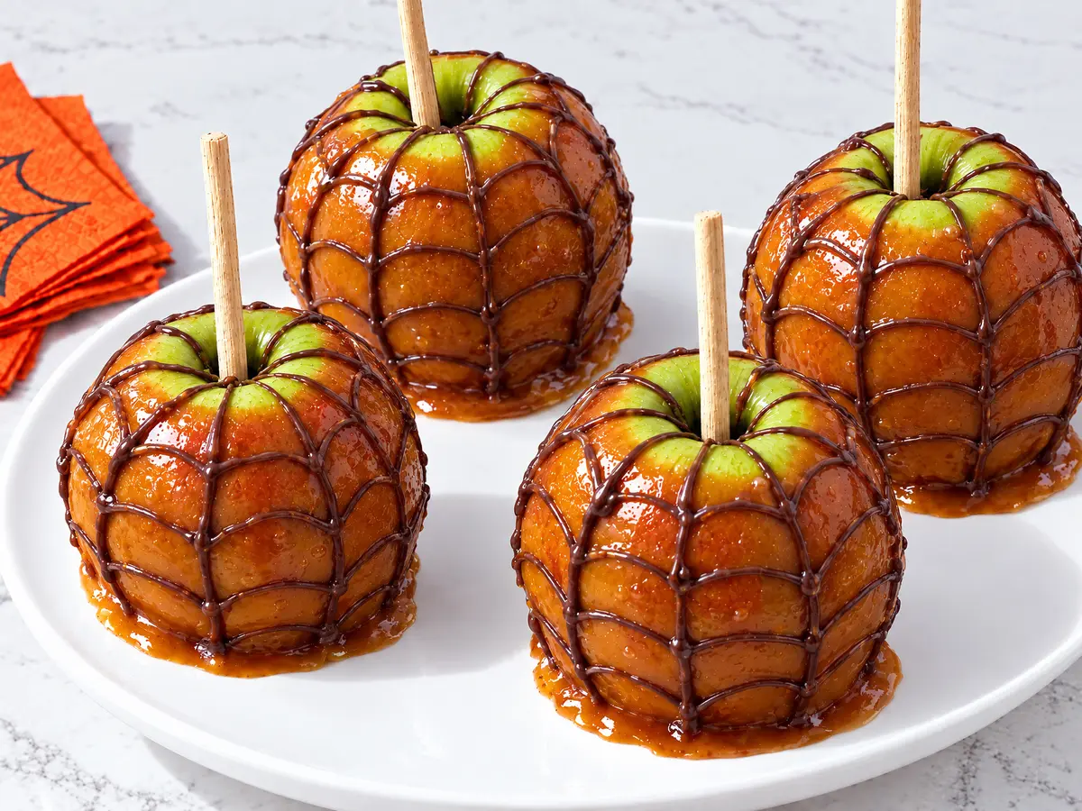 Spiderweb Caramel Apples – finished dish